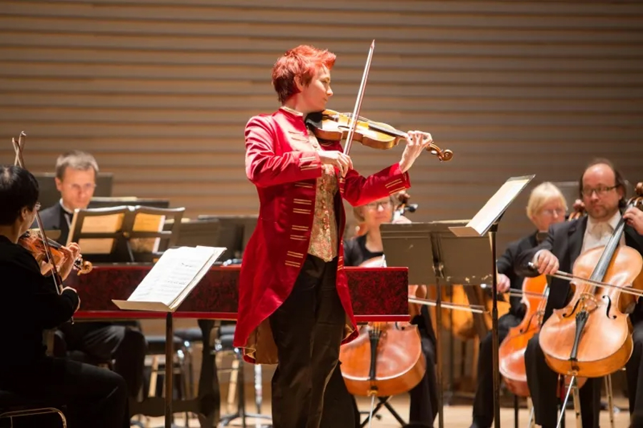 Aisslinn Nosky of the Handel and Haydn Society of Boston
