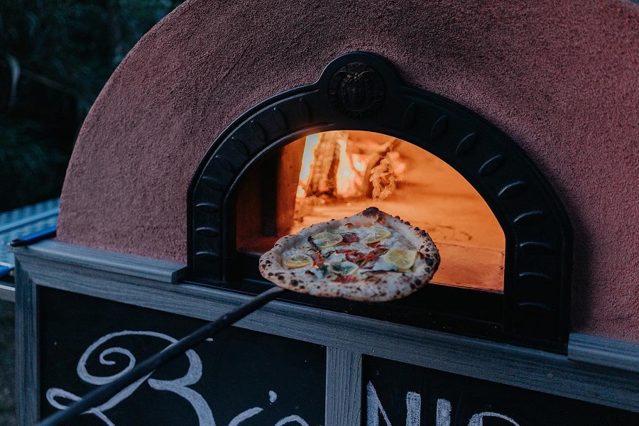 Kick Off The Weekend With A Big Night Pizza Party At Vino Carta