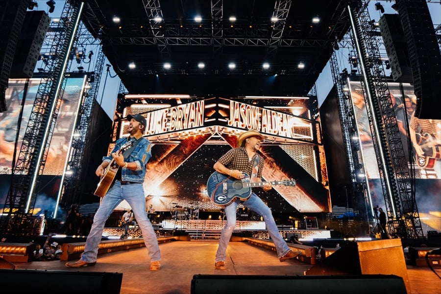 Luke Bryan and Jason Aldean sharing the stage together