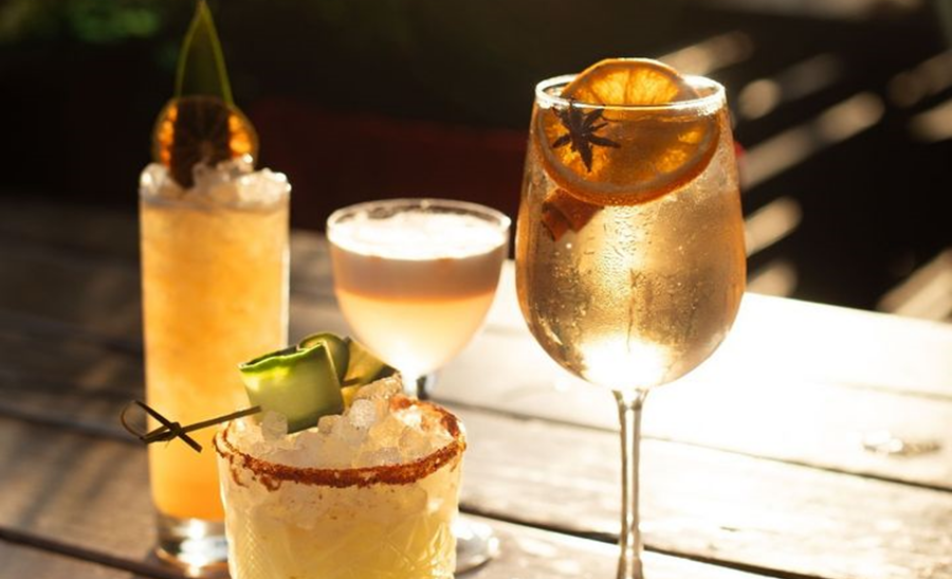 Duck Dive hosts Stretch and Spritz
