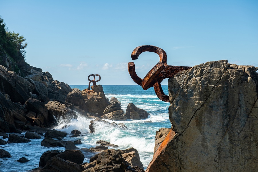 Eduardo Chillida: Convergence
