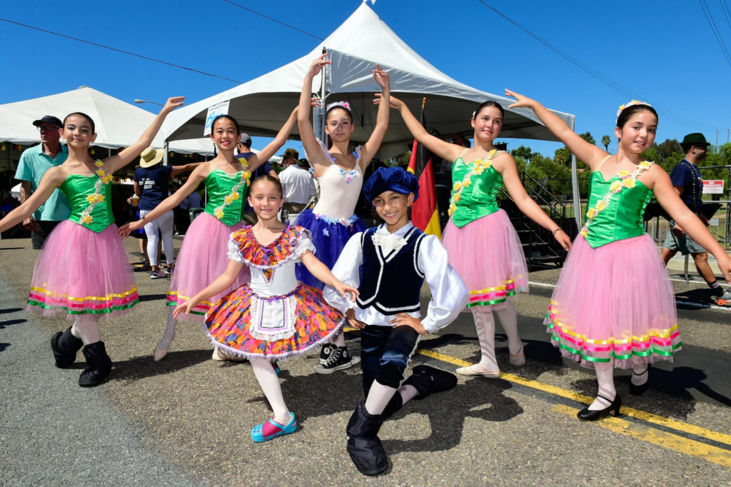 kids in Polish costumes