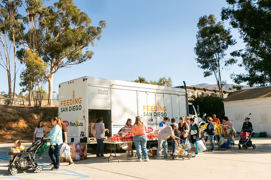 holiday food distribution by Feeding San Diego