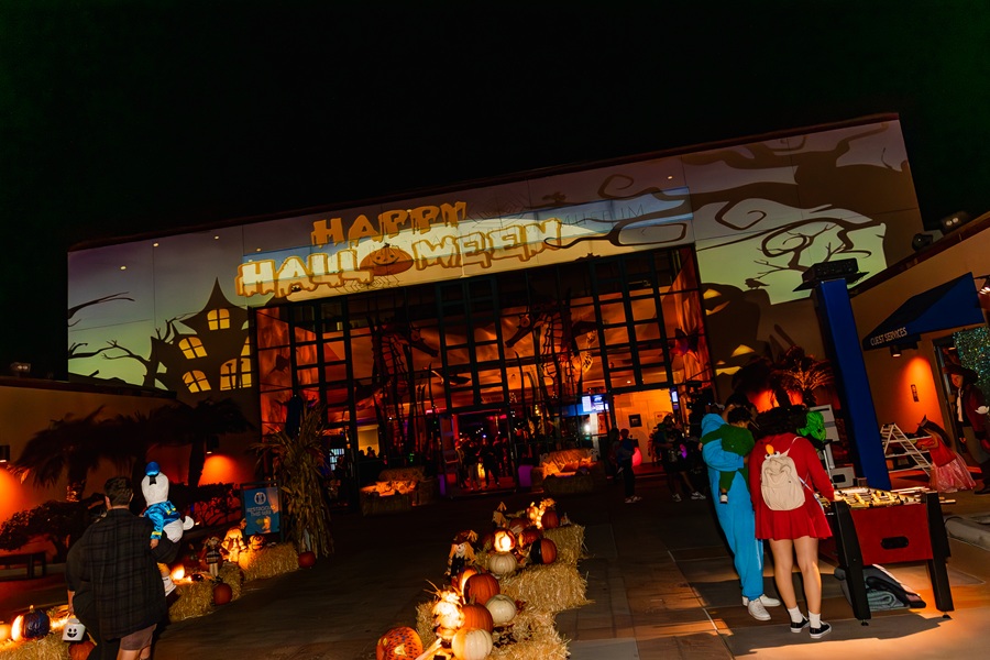 Birch Aquarium Halloween Aglow