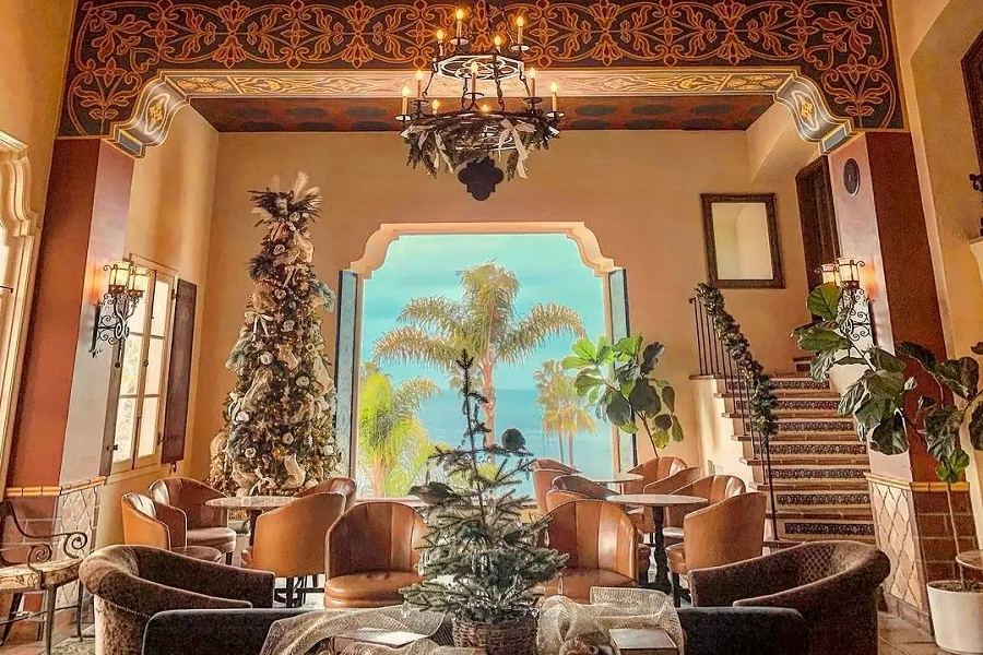 La Valencia lobby during christmas