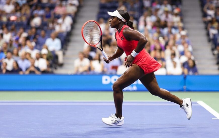 woman playing tennis