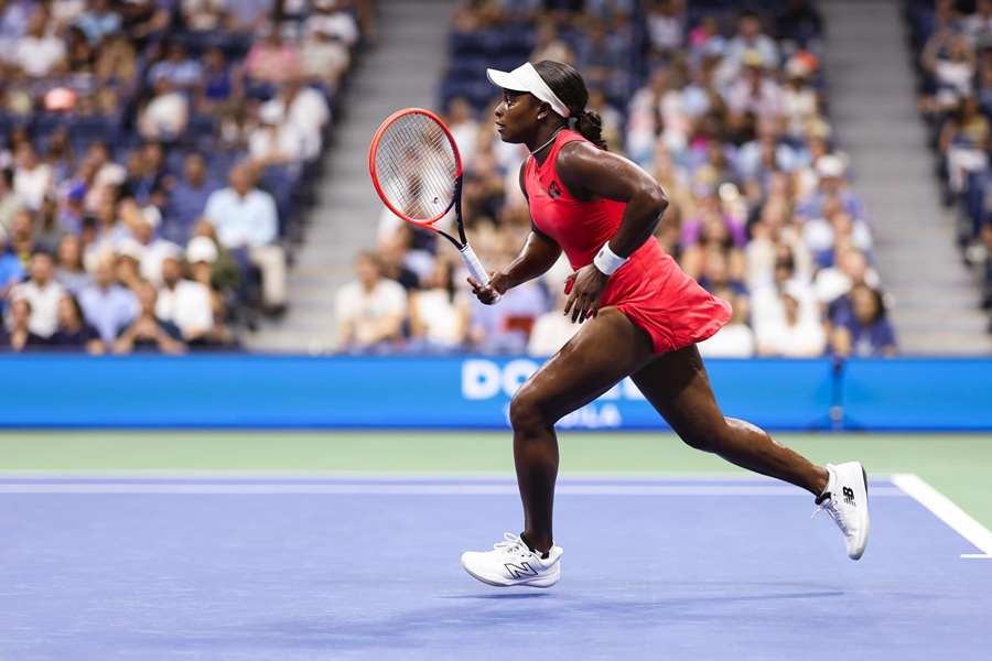 woman playing tennis