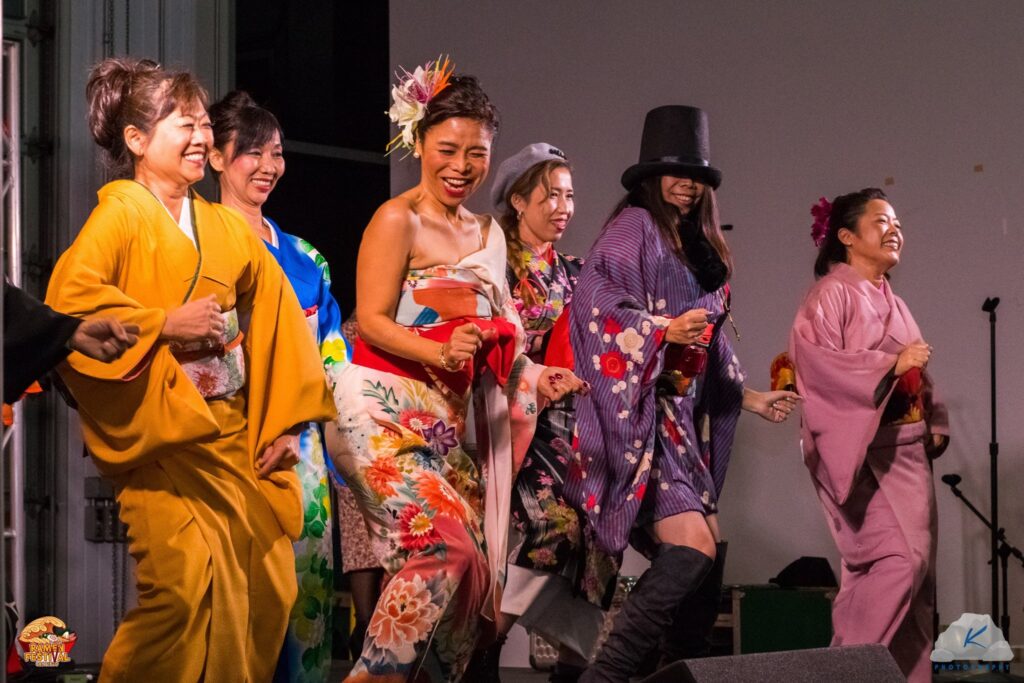 women dancing in Japanese costumes