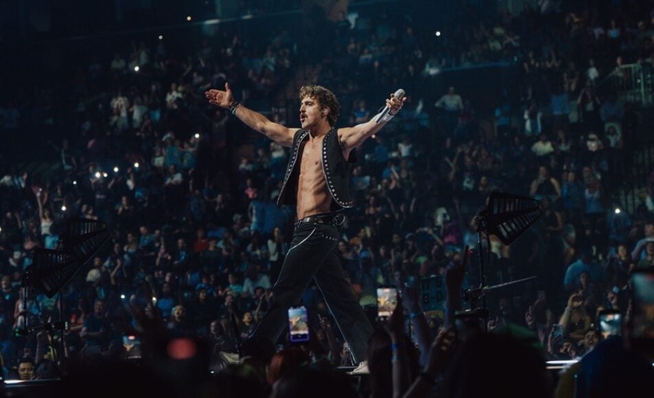 Benson Boone performing live on the Wanted Man Tour