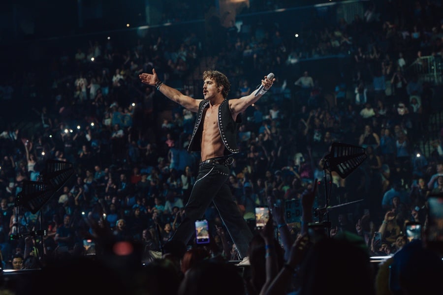 Benson Boone performing live on the Wanted Man Tour