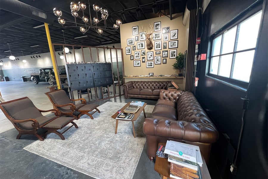 Gillie's Auto Lounge